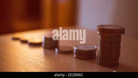 Piles de pièces de monnaie roubles de fer sur la table. Banque D'Images