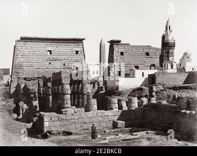 Photographie ancienne du XIXe siècle : ruines de l'ancien temple de Louxor, Égypte, image c.1880 Banque D'Images