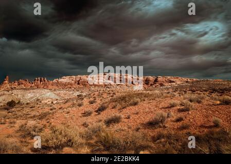 Un orage spectaculaire surmonte le parc national d'Arches, Utah, États-Unis Banque D'Images