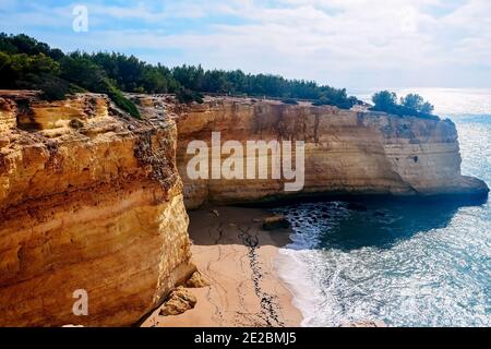 Rochers sur la côte de la plage de Benagil à Lagoa. Vue de dessus de l'océan atlantique au portugal Banque D'Images