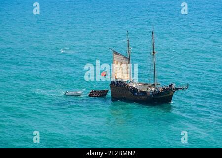 Vue de dessus de l'océan atlantique au portugal. Un navire avec le drapeau portugais flotte sur l'eau Banque D'Images