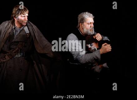 l-r: Malcolm Storry (comte de Kent), Michael Gambon (roi Lear), Antony Sher (Lear's Fool) dans LE ROI LEAR par Shakespeare à la Royal Shakespeare Company (RSC), Barbican Theatre, Londres EC2 31/05/1983 conception: Bob Crowley éclairage: Brian Harris combats: Malcolm Ranson réalisateur: Adrian Noble Banque D'Images