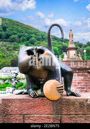 HEIDELBERG, ALLEMAGNE - 5.09. 2016 : sculpture en bronze d'un singe sur le vieux pont de la ville de Heidelberg Banque D'Images