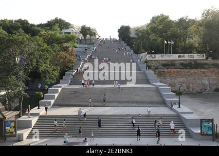Vue sur le célèbre escalier monumental Potemkine à Odessa (Odessa), Ukraine, à la mer Noire. Banque D'Images