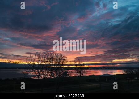 Magnifique coucher de soleil nuageux se reflétant dans la marée basse de Sandwich Bay, Kent, Royaume-Uni Banque D'Images