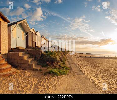 WALTON-ON-THE-NAZE, ESSEX, Royaume-Uni - 05 AVRIL 2009 : vue sur les cabanes de plage sur la plage de sable Banque D'Images