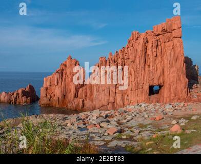 Vue sur les rochers rouges appelés Rocce Rosse sur la côte méditerranéenne de la mer dans le port d'Arbatax, penisula de Tortoli, Ogliastra, Sardaigne, Italie. Jour ensoleillé d'été Banque D'Images