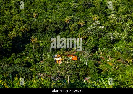 Maison résidentielle sur une pente boisée sur l'île des Caraïbes De Greneda Banque D'Images