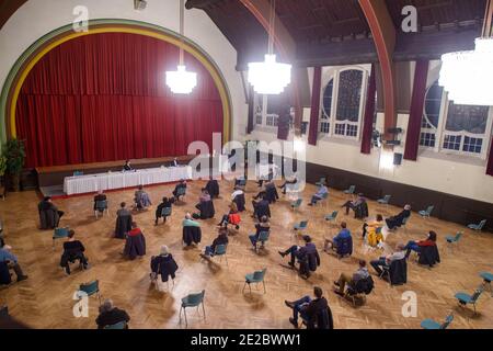 Bernburg, Allemagne. 12 janvier 2021. Les citoyens regardent la présentation des candidats à l'élection du Conseil de district du Salzlandkreis dans le hall du Kurhaus. L'élection de l'administrateur de district prévue pour le 24 janvier 2021 peut avoir lieu. Credit: Klaus-Dietmar Gabbert/dpa-Zentralbild/dpa/Alay Live News Banque D'Images