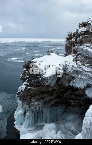 La grotte de la grotte en hiver. Parc national de la Péninsule-Bruce. Tobermory Ontario Canada. Banque D'Images