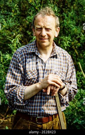 HEMEL HEMPSTEAD - ANGLETERRE 1986. Gordon Beningfield (artiste de la faune anglaise, radiodiffuseur et naturaliste). Avec des enfants de la grande goélette de Gaddesden Banque D'Images