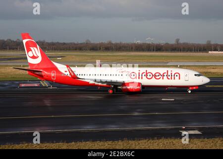 Air Berlin Turquie Boeing 737-800 avec enregistrement TC-IZA sur taxi à l'aéroport de Dusseldorf. Banque D'Images