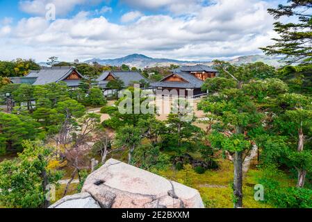 Kyoto, Japon au jardin verdoyant du château de Nijo. Banque D'Images