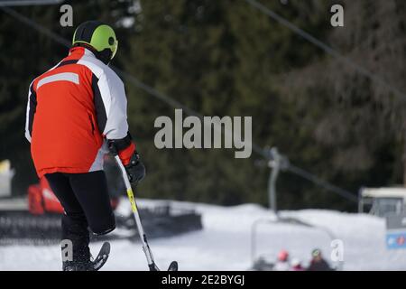 skieur d'amputation résistant affichant une formation de force et de détermination sur un station de ski Banque D'Images