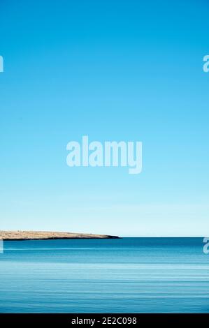 Paysage pittoresque de la côte rocheuse de la mer turquoise contre le nuage ciel bleu en plein soleil Banque D'Images