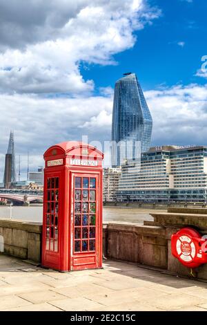 Boîte téléphonique rouge sur le remblai de Victoria avec la tour One Blackfriars en arrière-plan, Londres, Royaume-Uni Banque D'Images
