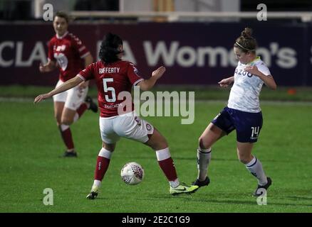 Laura Rafferty de Bristol City (à gauche) et Emily Syme d'Aston Villa se battent pour le ballon lors de la finale de la FA Continental Tires League Cup au stade Twerton Park, à Bristol. Banque D'Images