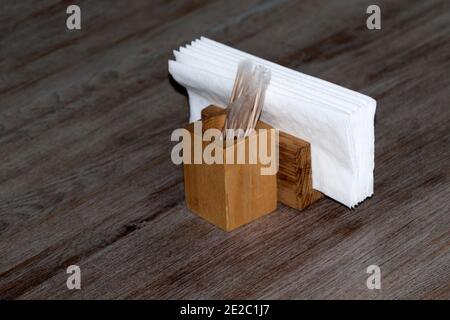 Dessous de carafes en bois pour cure-dents et serviettes en papier. Gros plan. Banque D'Images