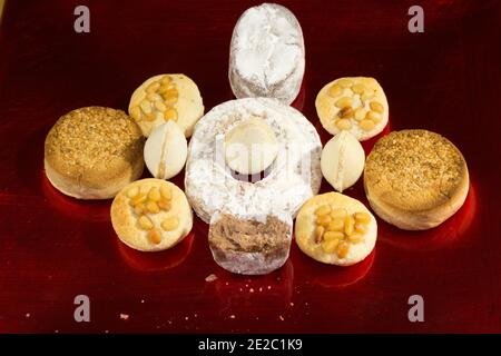 Gros plan à grand angle de friandises sucrées sur une table rouge Banque D'Images