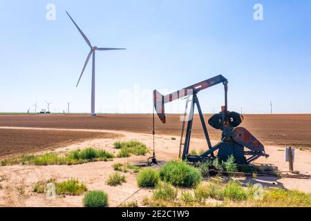 Moulin de Mesquite Creek Wind O&M avec un derrick pétrolier, Lamesa, TX, États-Unis Banque D'Images