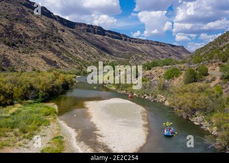 Kayak et rafting dans le parc national de Rio Grande gorge, Nouveau-Mexique, États-Unis Banque D'Images