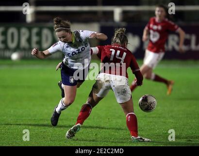 Emily Syme d'Aston Villa réagit à un défi lancé par Aimee Palmer de Bristol City lors de la finale de la FA Continental Tires League Cup au stade Twerton Park, à Bristol. Banque D'Images