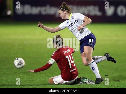 Aimee Palmer de Bristol City (à gauche) et Emily Syme d'Aston Villa se battent pour le ballon lors de la finale de la FA Continental Tires League Cup au stade Twerton Park, à Bristol. Banque D'Images