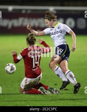 Aimee Palmer de Bristol City (à gauche) et Emily Syme d'Aston Villa se battent pour le ballon lors de la finale de la FA Continental Tires League Cup au stade Twerton Park, à Bristol. Banque D'Images