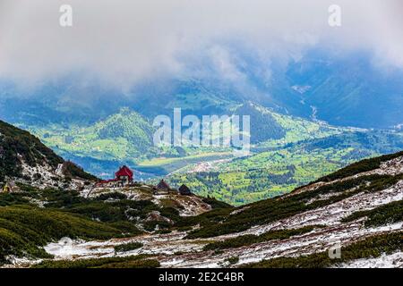 Paysage alpin dans les montagnes Rodnei. Photo prise du pic Pietrosul Rodnei, région de Transylvanie, Roumanie le 1er juin 2020. Banque D'Images