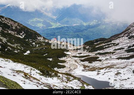 Paysage alpin dans les montagnes Rodnei. Photo prise du pic Pietrosul Rodnei, région de Transylvanie, Roumanie le 1er juin 2020 Banque D'Images