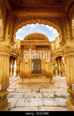 Détail d'un pavillon royal chhatri cenotaph dans le complexe Bada Bagh. Photo prise le 12 août 2018 près de la ville de Jaisalmer de l'État du Rajasthan, Inde Banque D'Images