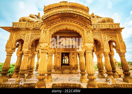 Détail d'un pavillon royal chhatri cenotaph dans le complexe Bada Bagh. Photo prise le 12 août 2018 près de la ville de Jaisalmer de l'État du Rajasthan, Inde Banque D'Images