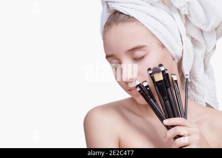 Fille avec des brosses cosmétiques. Soins du visage. Procédures cosmétiques.Cosmétologie, visualisation, concept de bien-être Banque D'Images