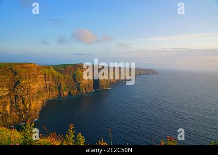 Coucher de soleil sur les falaises de Moher à Co. Clare, Irlande. Banque D'Images