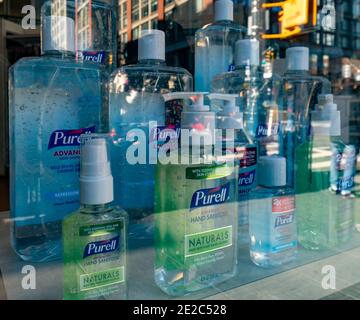 Une exposition de désinfectants pour les mains Purell dans la fenêtre d'un magasin à New York le jeudi 7 janvier 2021. (© Richard B. Levine) Banque D'Images