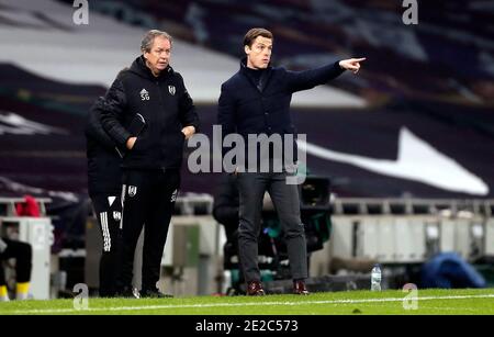 Scott Parker, directeur de Fulham (à droite), et Stuart Gray, assistant, sur la ligne de contact lors du match de la Premier League au Tottenham Hotspur Stadium, à Londres. Date de la photo: Mercredi 13 janvier 2021. Banque D'Images