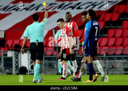 EINDHOVEN, PAYS-BAS - JANVIER 13 : arbitre Serdar Gozubuyuk, Ryan Thomas du PSV Eindhoven lors du match néerlandais entre PSV et AZ à pH Banque D'Images