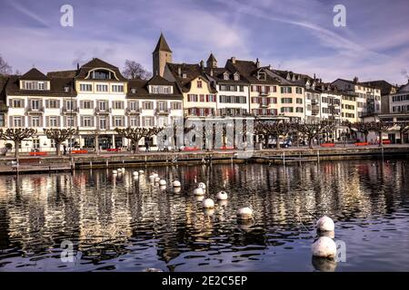 Rangée de maisons et de bâtiments dans le port de plaisance de Rapperswil-Jona et deuxième port le plus important du lac de Zurich. Photo prise le 3 janvier 2020 à Rapp Banque D'Images