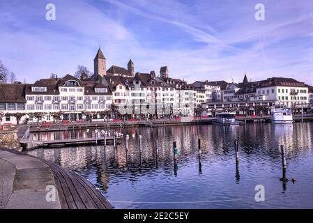 Rangée de maisons et de bâtiments dans le port de plaisance de Rapperswil-Jona et deuxième port le plus important du lac de Zurich. Photo prise le 3 janvier 2020 à Rapp Banque D'Images