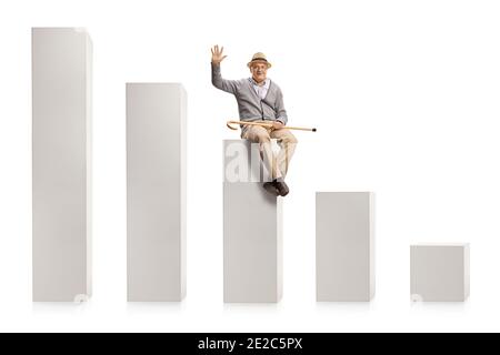 Homme âgé assis sur une colonne d'un tableau et accueil avec une main isolée sur fond blanc Banque D'Images