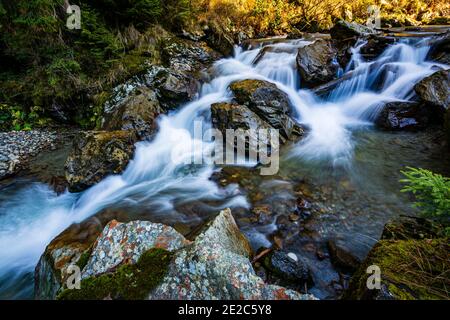 Chute d'eau Sucu paysage spectaculaire dans la forêt. Photo prise le 15 novembre 2020 dans la réserve de Poiana Marului, comté de Caras-Severin, Roumanie. Banque D'Images