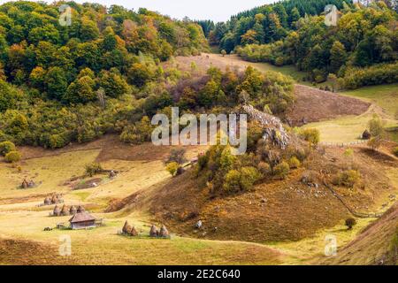 Vue d'automne de la roche de loup en regardant vers le bas sur un petit village de montagne isolé sur Fundatura Ponorului. Photo prise le 5 octobre 2019 à Fundatura P. Banque D'Images