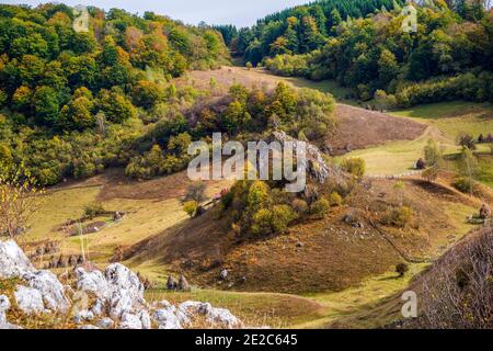 Vue d'automne de la roche de loup en regardant vers le bas sur un petit village de montagne isolé sur Fundatura Ponorului. Photo prise le 5 octobre 2019 à Fundatura P. Banque D'Images