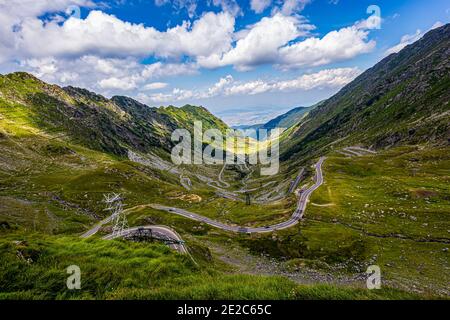 La route courbe de Transfagarasan vue dans une belle journée d'été. Photo prise le 31 juillet 2020, comté de Sibiu, Roumanie. Banque D'Images