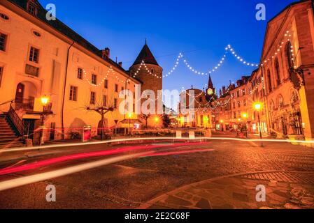 Vue nocturne des rues d'Yverdon-les-bains avec son architecture de style baroque. Photo prise le 5 janvier 2020 sur la place Pestalozzi, Yverdon les bain Banque D'Images