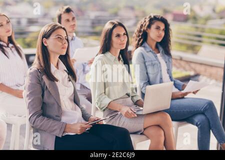 Profil vue latérale portrait élégant élégant et spécialisé les gens entrepreneurs assistant à la formation à l'écoute de cocher à l'extérieur Banque D'Images