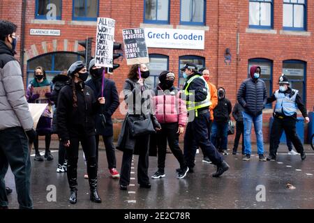 Les manifestants se réunissent à l'extérieur du poste de police de Cardiff Bay en solidarité pour obtenir des réponses et justice pour la mort de Mohamud Hassan, 24 ans, qui a été violemment arrêté par la police du sud du pays de Galles le 08/01/21 Banque D'Images