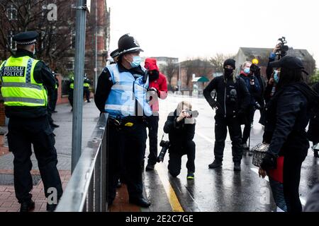 Les manifestants se réunissent à l'extérieur du poste de police de Cardiff Bay en solidarité pour obtenir des réponses et justice pour la mort de Mohamud Hassan, 24 ans, qui a été violemment arrêté par la police du sud du pays de Galles le 08/01/21 Banque D'Images