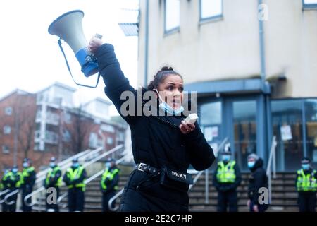 Les manifestants se réunissent à l'extérieur du poste de police de Cardiff Bay en solidarité pour obtenir des réponses et justice pour la mort de Mohamud Hassan, 24 ans, qui a été violemment arrêté par la police du sud du pays de Galles le 08/01/21 Banque D'Images