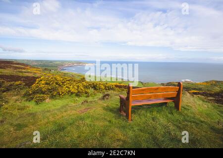 Vues sur les falaises et le bord de mer à Ravenscar, sur la côte du North Yorkshire, qui fait partie de la paroisse civile Staintondale dans le parc national des Moors de North York. Banque D'Images
